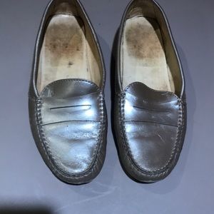 Tods woman’s driving loafers 9 metallic silver